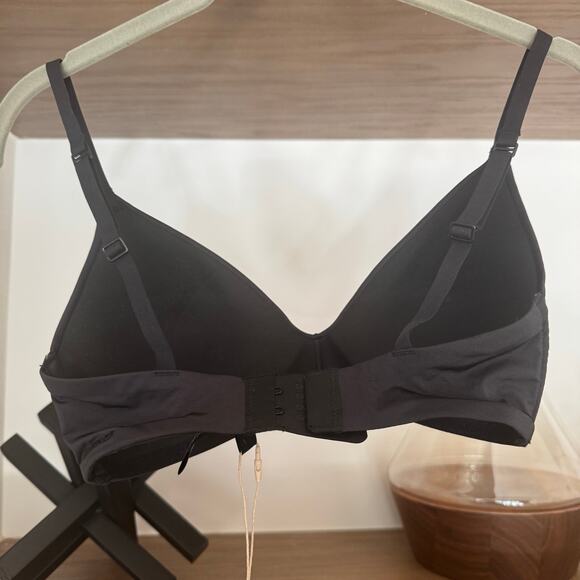 SKIMS Wireless Form Lightly Lined Bra in Onyx - Picture 4 of 5